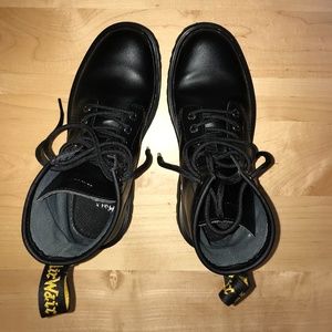 DR. MARTENS AWLEY 8-EYE BOOT